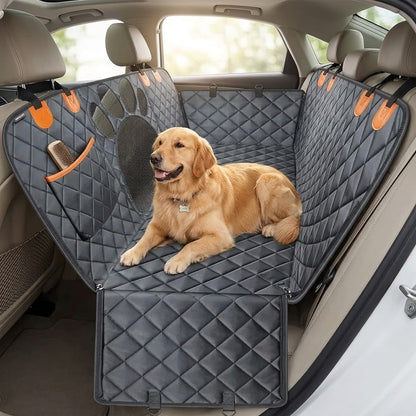 Cão confortável no banco traseiro com capa protetora PawRide instalada no carro